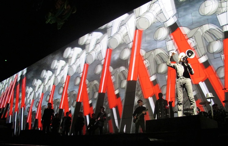 38 Roger Waters The Wall Sydney 2012-02-14.jpg